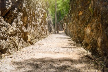 Cehennem ateşi geçmek, ölüm demiryolu - İkinci Dünya Savaşı Anıtı Kanchanaburi, Tayland.