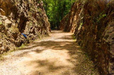 Cehennem ateşi geçmek, ölüm demiryolu - İkinci Dünya Savaşı Anıtı Kanchanaburi, Tayland.