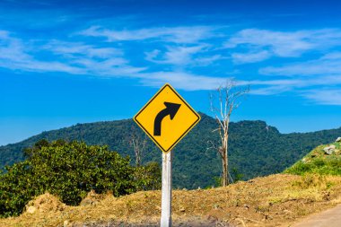 plaka yan yol durumu yol gibi bir labirent konumu hakkında göstermek için dağ Chiangrai, Tayland, Thailand çok yüksektir