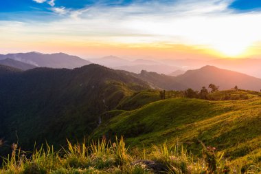 Gün batımı, Phucheefa, Chiangrai Eyaleti, Kuzey Tayland phucheefa forest park için dağa görünümden. 