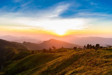 Gün batımı, Phucheefa, Chiangrai Eyaleti, Kuzey Tayland phucheefa forest park için dağa görünümden. 