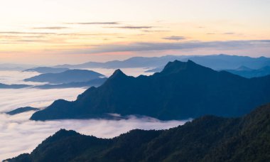 Gündoğumu ve deniz sis, Kuzey Tayland üzerinden Phucheefa, Chiangrai Eyaleti, phucheefa orman park dağa görüntüleyin. 