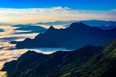 Gündoğumu ve deniz sis, Kuzey Tayland üzerinden Phucheefa, Chiangrai Eyaleti, phucheefa orman park dağa görüntüleyin. 