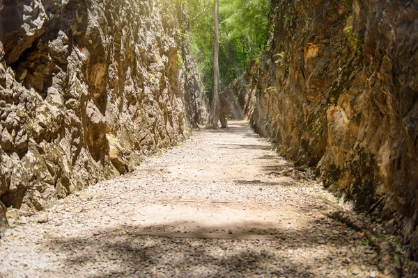 Cehennem ateşi geçmek, ölüm demiryolu - İkinci Dünya Savaşı Anıtı Kanchanaburi, Tayland.