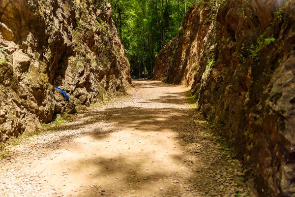 Cehennem ateşi geçmek, ölüm demiryolu - İkinci Dünya Savaşı Anıtı Kanchanaburi, Tayland.