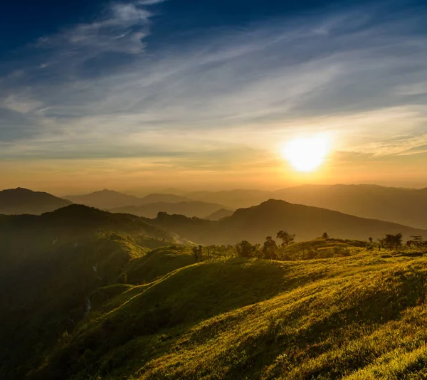 Gün batımı, Phucheefa, Chiangrai Eyaleti, Kuzey Tayland phucheefa forest park için dağa görünümden. 