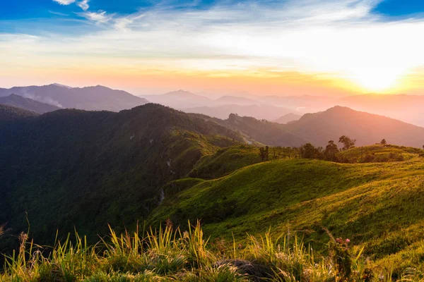 Gün batımı, Phucheefa, Chiangrai Eyaleti, Kuzey Tayland phucheefa forest park için dağa görünümden. 