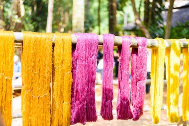 çeşitli renk ipek hazırlamak için dokuma, Tayland Kültür