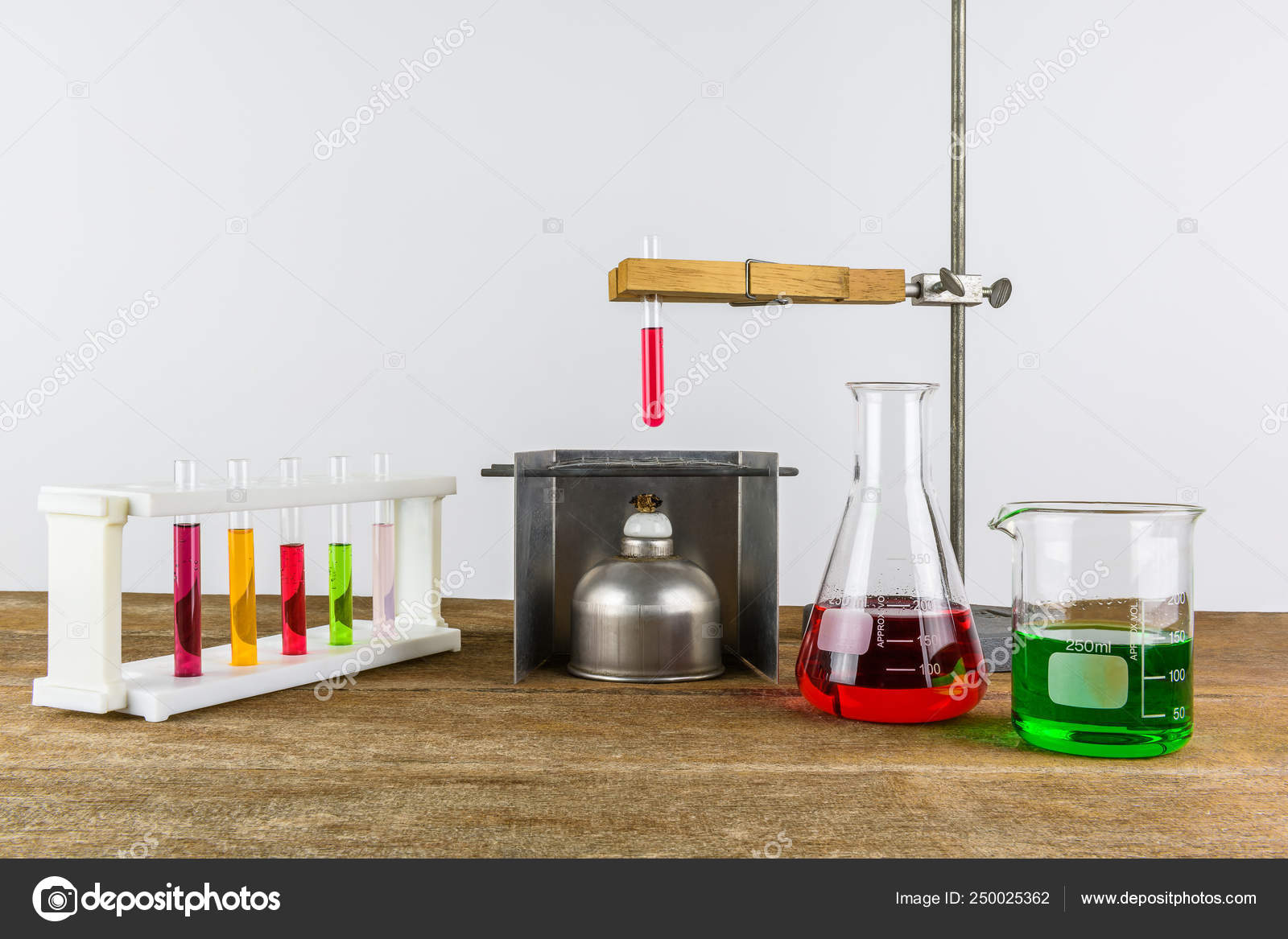 Verrerie De Laboratoire Chimique Avec Fiole Erlenmeyer Vide Sur La Table En  Bois