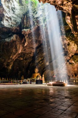 Sunbeam Buda mağarada, tham khao luang phetchaburi, thailan yakınlarında