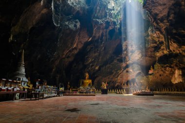 Sunbeam Buda mağarada, tham khao luang phetchaburi, thailan yakınlarında