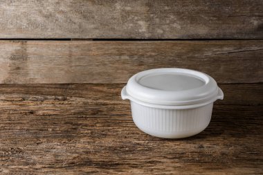 Boş ahşap arka plan üzerinde besin konteynerler