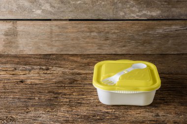 Boş ahşap arka plan üzerinde besin konteynerler