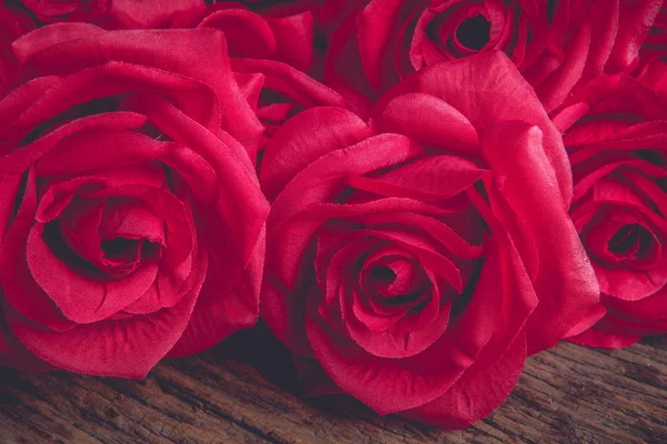 Κόκκινα τριαντάφυλλα σε παλιά ξύλινη σανίδα, ημέρα του Αγίου Βαλεντίνου — Φωτογραφία Αρχείου
