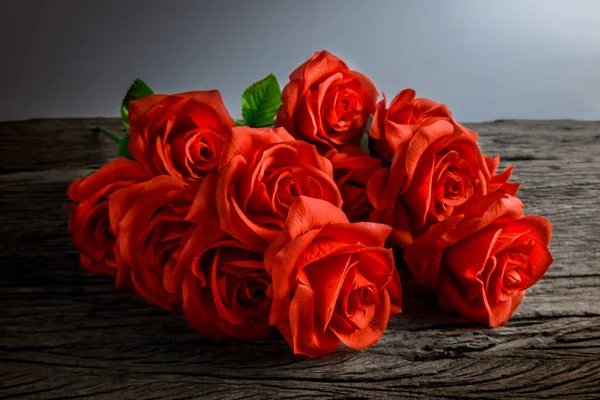 Κόκκινα τριαντάφυλλα σε παλιά ξύλινη σανίδα, ημέρα του Αγίου Βαλεντίνου — Φωτογραφία Αρχείου