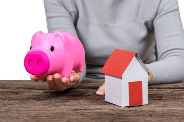 Kumbara ve model ev tutan kadın