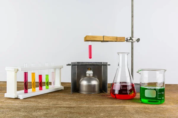 Laboratorium apparatuur reageerbuis houder en alcohol lamp, test tub — Stockfoto