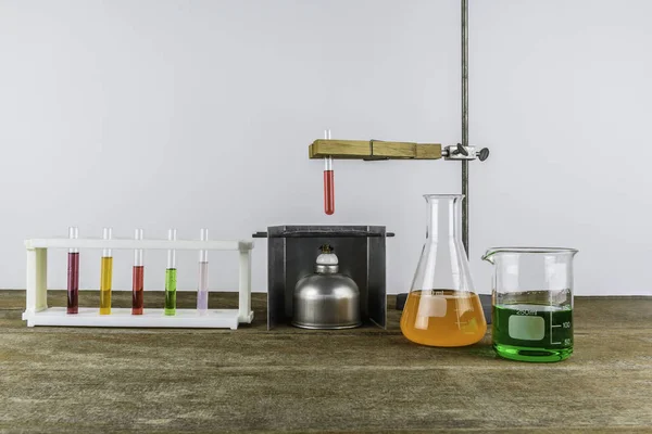 Laboratóriumi berendezések kémcsőbe jogosultja és az alkohol lámpa, teszt-kád — Stock Fotó