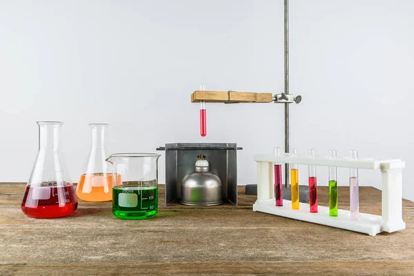 Laboratorium apparatuur reageerbuis houder en alcohol lamp, test tub — Stockfoto