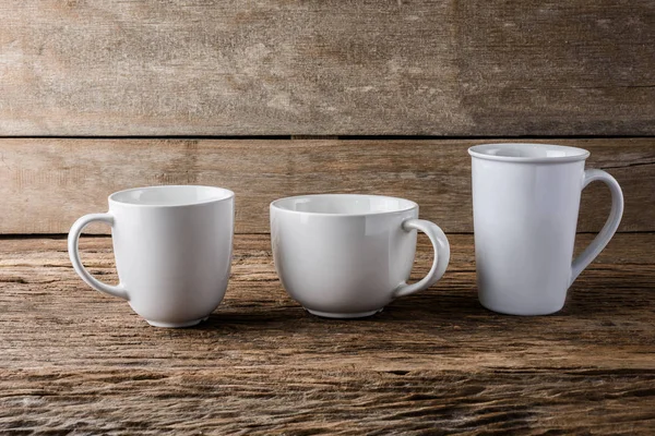 Leere weiße Tasse auf Holzgrund — Stockfoto
