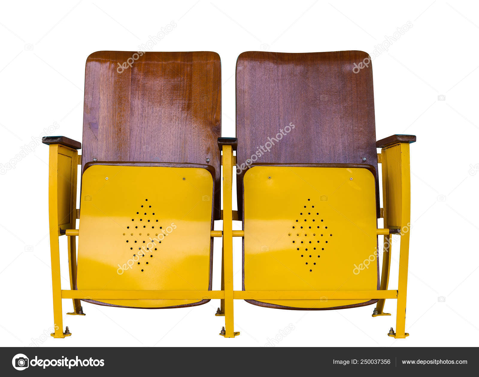 Vieille chaise cinéma rouillée isolée sur fond blanc Vieille chaise cinéma rouillée isolée sur fond blanc