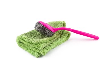 Temizlik malzemeleri seti. Tel fırça ve üzerinde beyaz izole işkembe