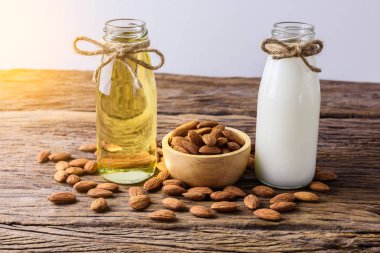 Kase ve şişe badem sütü ve ru üzerine soyulmuş badem