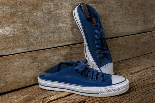 Sapatos de lona azul em fundo de madeira com espaço de cópia . — Fotografia de Stock