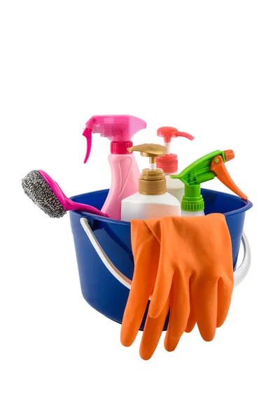 Volledige doos met schoonmaakmiddelen en handschoenen geïsoleerd op wit — Stockfoto