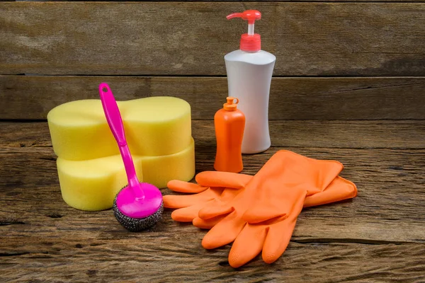 Productos de limpieza y guantes sobre fondo de madera — Foto de Stock