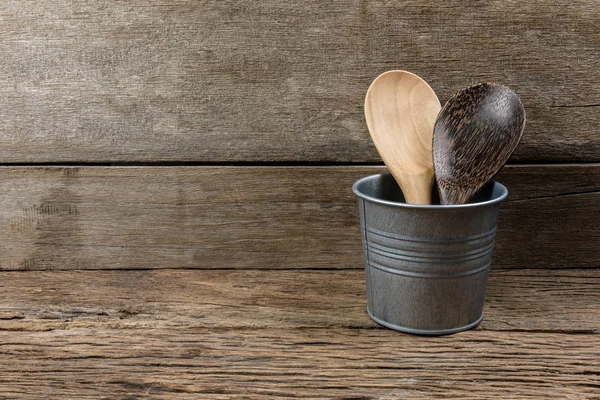 Cocina de madera set skimmer, pala de sartén en caja de metal en —  Fotos de Stock