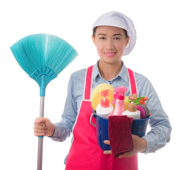 Gelukkige vrouw met een emmer vol met schoonmaakproducten geïsoleerd — Stockfoto