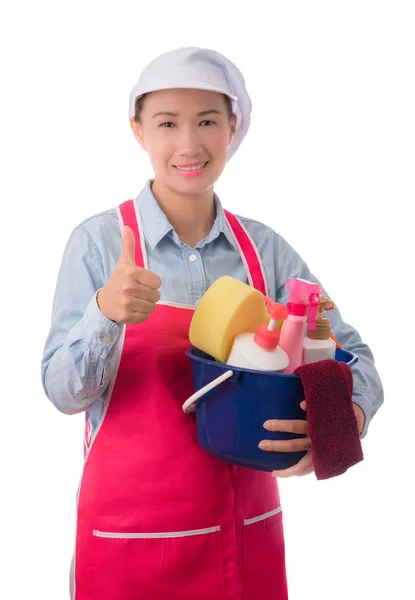 Mujer feliz sosteniendo un cubo lleno de artículos de limpieza aislados —  Fotos de Stock