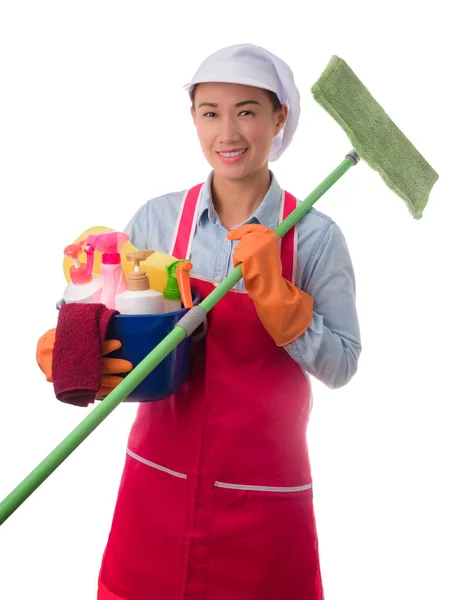 Gelukkige vrouw met een emmer vol met schoonmaakproducten geïsoleerd — Stockfoto