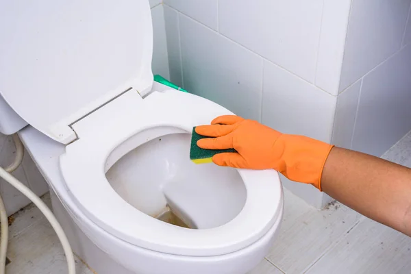 화장실, 화장실, 화장실을 청소 하는 오렌지 장갑에 손 — 스톡 사진