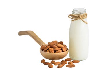 Beyaz arka plan üzerinde izole soyulmuş badem