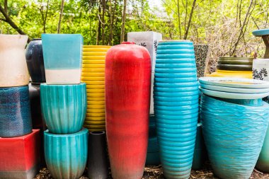 çok renkli seramik kaseler ve el işi bardak.