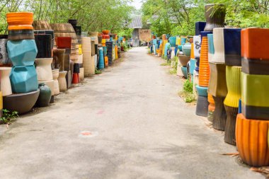 çok renkli seramik kaseler ve el işi bardak.