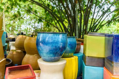 çok renkli seramik kaseler ve el işi bardak.