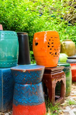 çok renkli seramik kaseler ve el işi bardak.