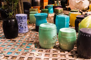 çok renkli seramik kaseler ve el işi bardak.