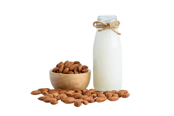 Beyaz arka plan üzerinde izole soyulmuş badem