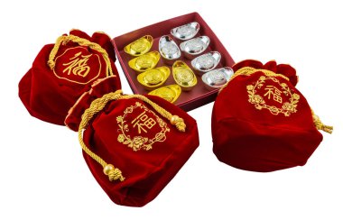 Beyaz b üzerinde izole kırmızı kutuda Çin altın külçe dekorasyon