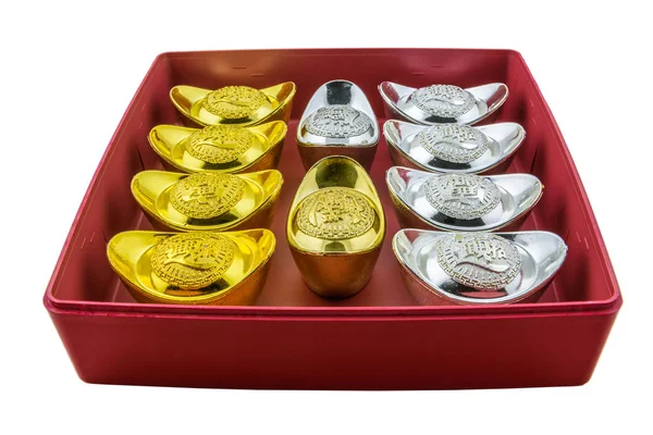 Decoração de lingotes de ouro chinês em caixa vermelha isolada em b branco — Fotografia de Stock