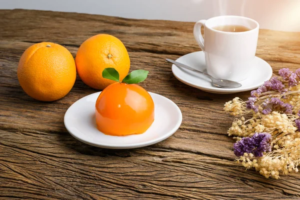 Orangenkuchen auf Grunge-Holztisch — Stockfoto
