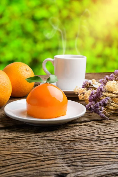 Orangenkuchen auf Grunge-Holztisch — Stockfoto