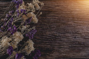 ahşap plakalar arka plan üzerinde kuru çiçekler