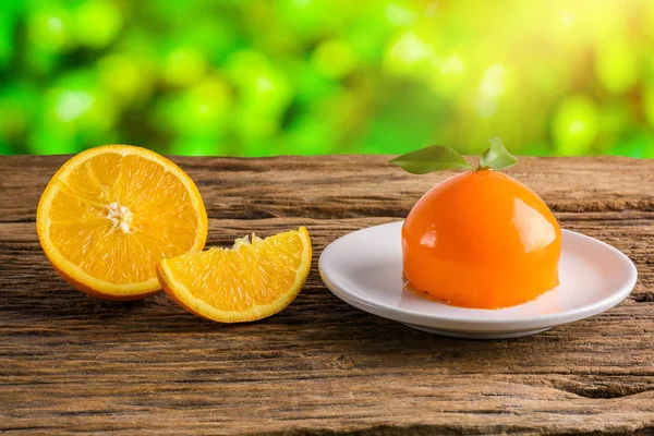 Pastel de naranja en mesa de madera grunge — Foto de Stock