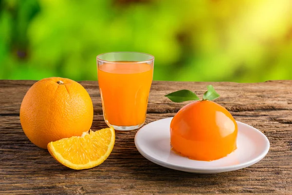 Bolo de laranja e copo de suco de laranja fresco na aba de madeira grunge — Fotografia de Stock
