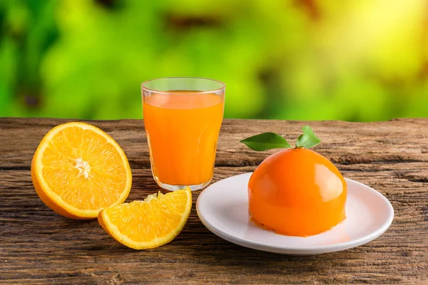 Bolo de laranja e copo de suco de laranja fresco na aba de madeira grunge — Fotografia de Stock